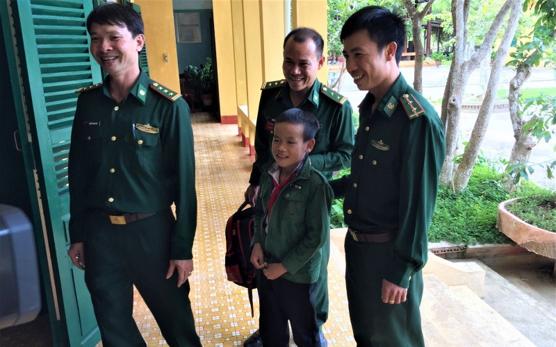  Đồn Biên phòng Ia Rvê nhận cháu Đinh Tiến Lợi ở xã biên giới Ia Rvê, huyện Ea Súp làm “con nuôi đồn biên phòng”.