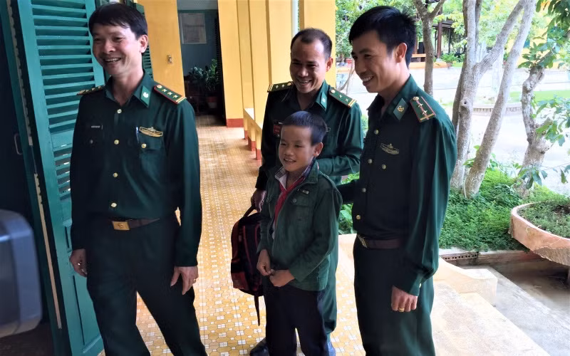  Đồn Biên phòng Ia Rvê nhận cháu Đinh Tiến Lợi ở xã biên giới Ia Rvê, huyện Ea Súp làm “con nuôi đồn biên phòng”.
