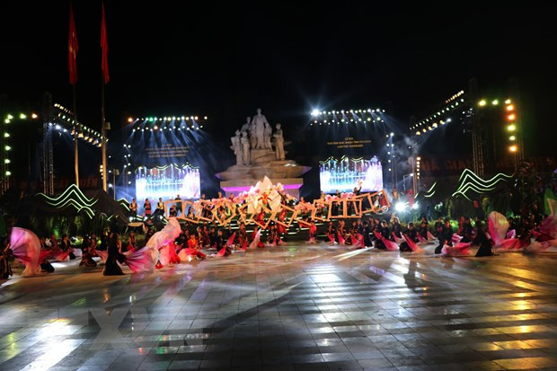 Các tiết mục văn nghệ đặc sắc tại lễ hội. (Ảnh: Minh Tâm/TTXVN)