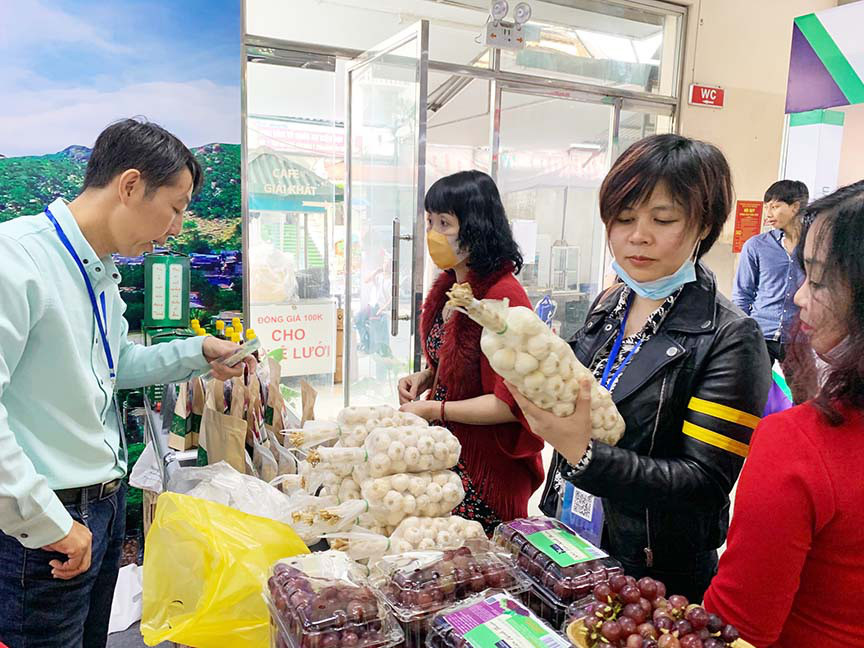 Gian hàng của tỉnh Ninh Thuận giới thiệu và chào bán các sản vật nông sản của tỉnh cho du khách. Ảnh: Thanh Hà