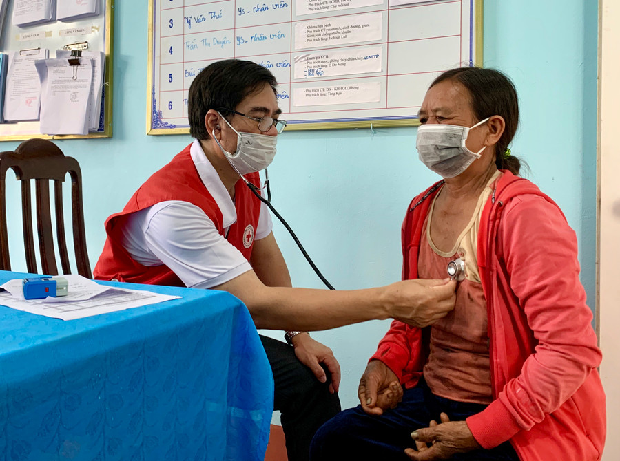 Hội Chữ thập đỏ tỉnh khám chữa bệnh, cấp thuốc, tặng quà cho người dân xã Kông Htok, huyện Chư Sê. Ảnh: Như Nguyện