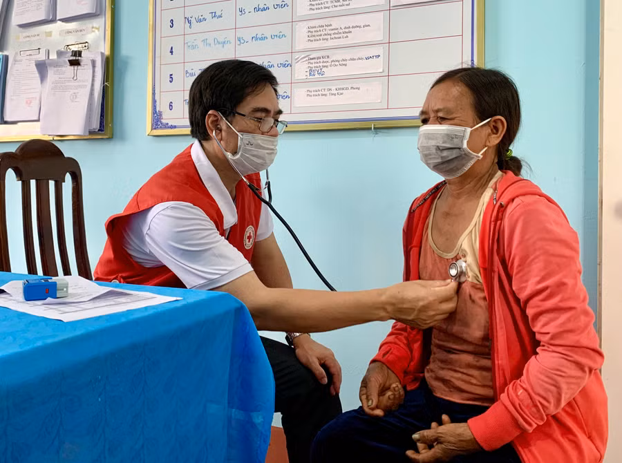 Hội Chữ thập đỏ tỉnh khám chữa bệnh, cấp thuốc, tặng quà cho người dân xã Kông Htok, huyện Chư Sê. Ảnh: Như Nguyện