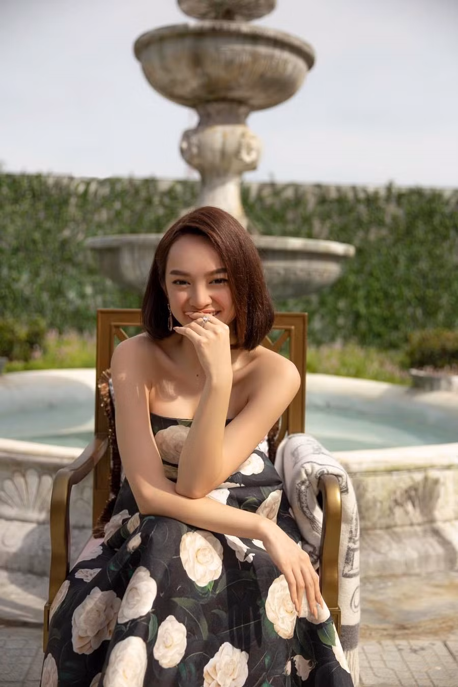 "Khoảng thời gian 1 năm rưỡi ngừng lại là cần thiết để Kaity trau dồi, trải nghiệm, học hỏi về diễn xuất cũng như là cho bản thân có thời gian để lớn. Vì vậy, "Tiệc trăng máu" là bộ phim rất quan trọng đánh dấu sự trưởng thành trong diễn xuất và bắt đầu thử thách với những vai diễn trưởng thành hơn" - nữ diễn viên chia sẻ.