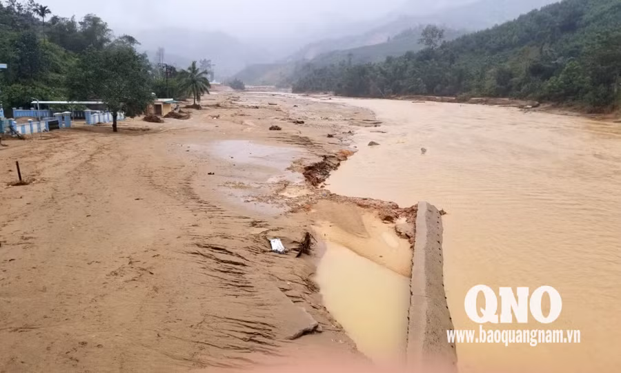 Mưa lũ gây thiệt hại nặng nề cho các tỉnh miền Trung. Mưa lũ gây thiệt hại nặng nề cho các tỉnh miền Trung.