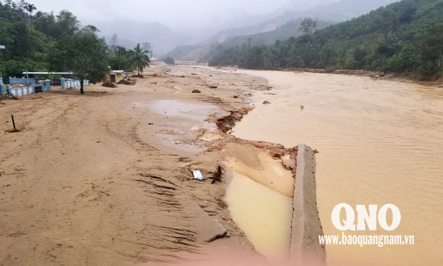 Mưa lũ gây thiệt hại nặng nề cho các tỉnh miền Trung. Mưa lũ gây thiệt hại nặng nề cho các tỉnh miền Trung.