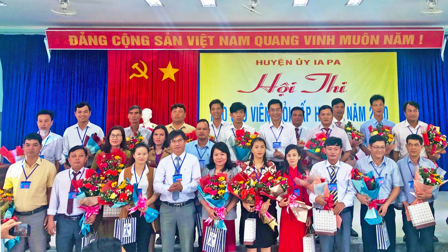  Ban tổ chức tăng hoa chúc mừng các thí sinh tham gia Hội thi. Ảnh: Mai Linh