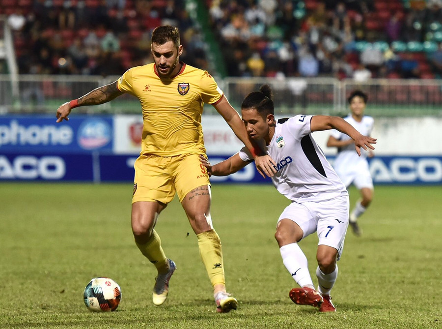  Hồng Lĩnh Hà Tĩnh (trái) đã rơi xuống vị trí cuối cùng của nhóm A. Ảnh: Văn Ngọc