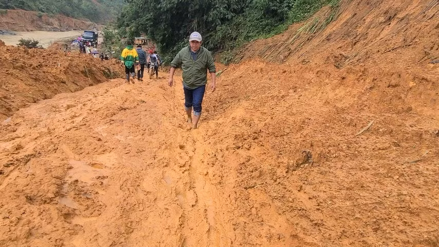 Sạt lở núi lấp kín đường giao thông vào vùng sâu, vùng xa (ảnh T.A) Sạt lở núi lấp kín đường giao thông vào vùng sâu, vùng xa (ảnh T.A)