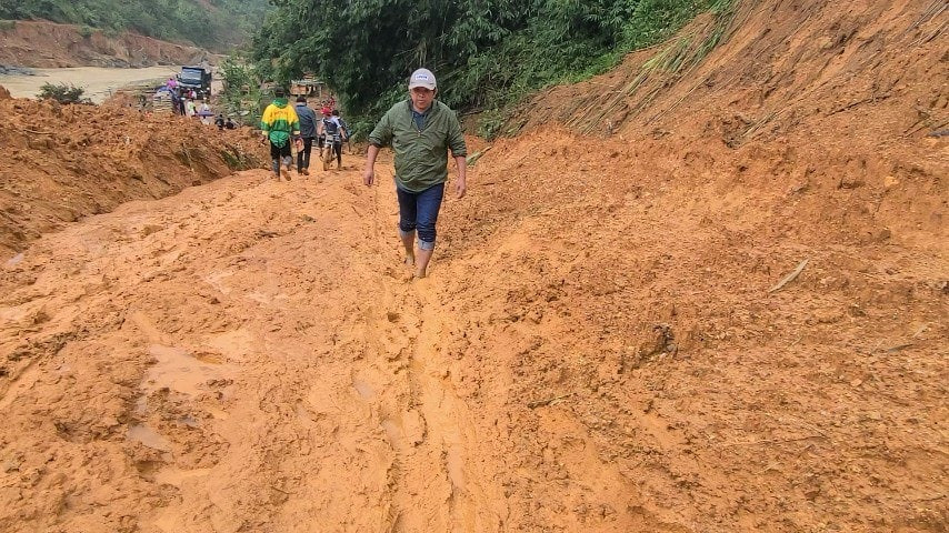 Sạt lở núi lấp kín đường giao thông vào vùng sâu, vùng xa (ảnh T.A)