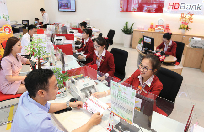 Khách giao dịch tại ngân hàng HDBank