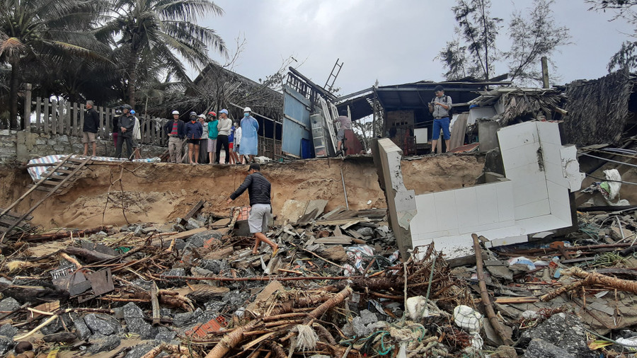  Khu vực bờ biển An Bàng (TP.Hội An) có hơn 20 nhà hàng bị hư hại gần như hoàn toàn.