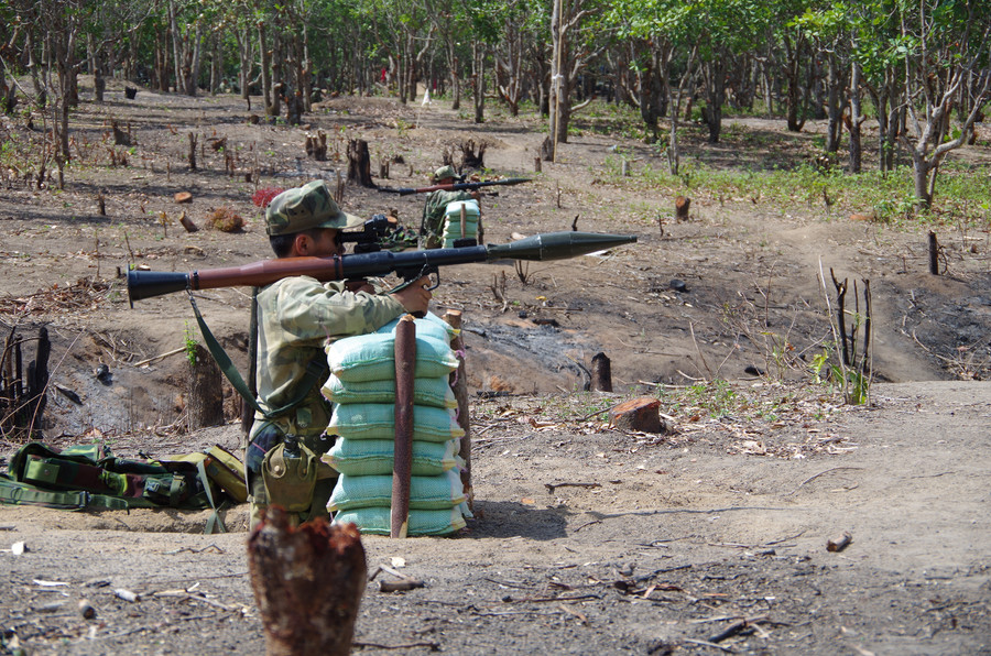 Lực lượng vũ trang tỉnh Gia Lai: 75 năm vang mãi bản hùng ca ảnh 3 Chiến sĩ thuộc LLVT tỉnh tham gia huấn luyện ngoài thao trường. Ảnh: VĨNH HOÀNG
