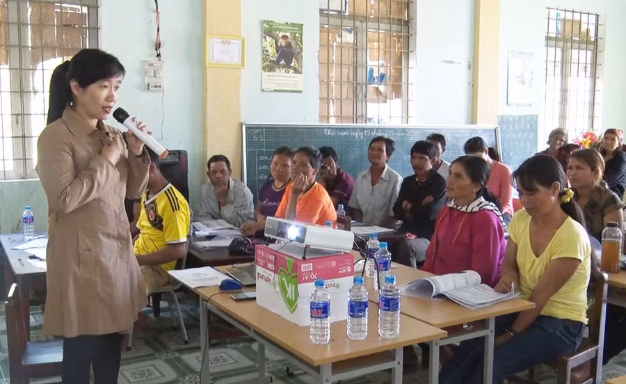  Các học viên trong Ban vận động phát triển du lịch và các hộ dân là nguồn nhân lực phục vụ phát triển du lịch tham gia tại lớp tập huấn. Ảnh: Hà Phương