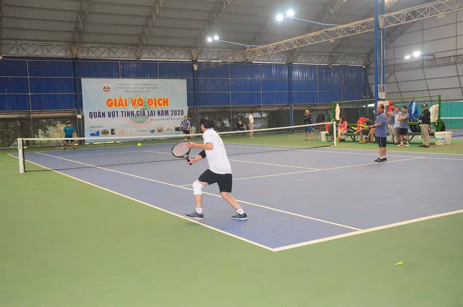 Các VĐV thi đấu nội dung đôi nam giao hữu. Ảnh: Nguyễn Tú 2 