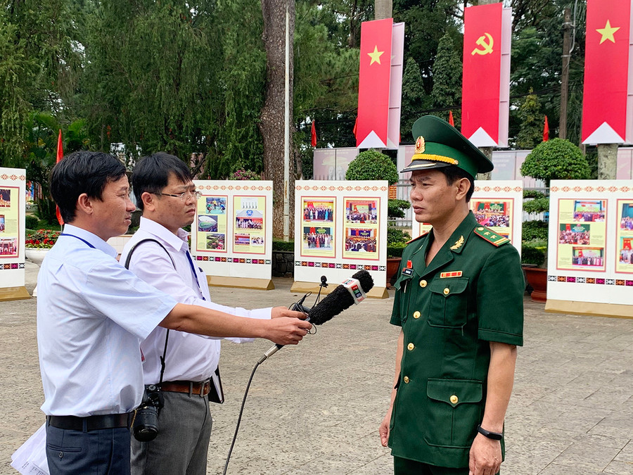 Phóng viên Báo Gia Lai, Đài Phát thanh-Truyền hình tỉnh tác nghiệp tại Đại hội đại biểu Đảng bộ tỉnh lần thứ XVI (nhiệm kỳ 2020-2025). Ảnh: Phương Vi