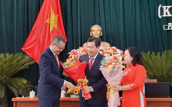 Ông Phạm Đại Dương, Bí thư Tỉnh ủy và bà Cao Thị Hòa An, Chủ tịch HĐND tỉnh Phú Yên, tặng hoa chúc mừng ông Trần Hữu Thế