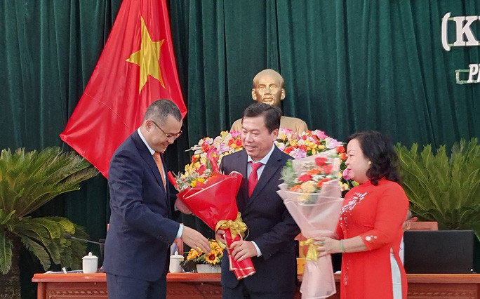 Ông Phạm Đại Dương, Bí thư Tỉnh ủy và bà Cao Thị Hòa An, Chủ tịch HĐND tỉnh Phú Yên, tặng hoa chúc mừng ông Trần Hữu Thế Ông Phạm Đại Dương, Bí thư Tỉnh ủy và bà Cao Thị Hòa An, Chủ tịch HĐND tỉnh Phú Yên, tặng hoa chúc mừng ông Trần Hữu Thế