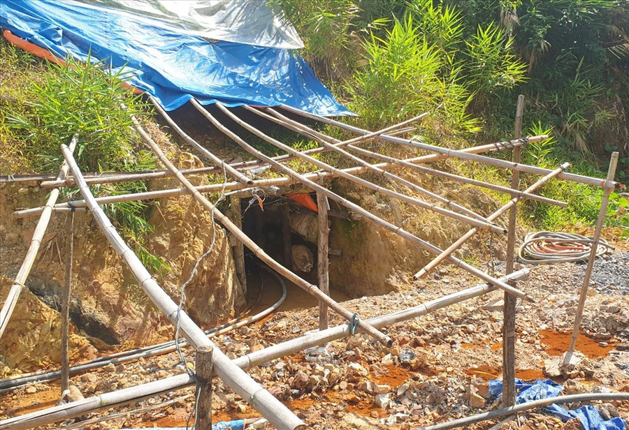 Bãi khai thác vàng nằm trên đất rừng phòng hộ. ẢNH: NGỌC GIÀU