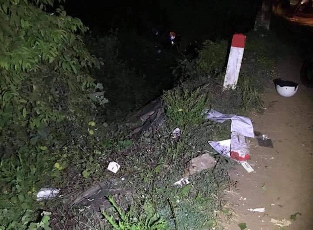 Cột mốc bằng bê tông bị xe máy tông nát trước khi lao xuống bên dưới suối. Cột mốc bằng bê tông bị xe máy tông nát trước khi lao xuống bên dưới suối.