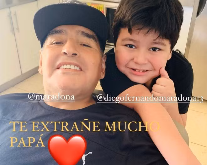 Hình ảnh gần nhất và có lẽ cuối cùng được công khai khi còn sống của ông Maradona đăng trên trang Instagram của mình ngày 16.11 bên cạnh cậu con trai Diego Fernando, hiện 7 tuổi - Ảnh: Maradona/Instagram