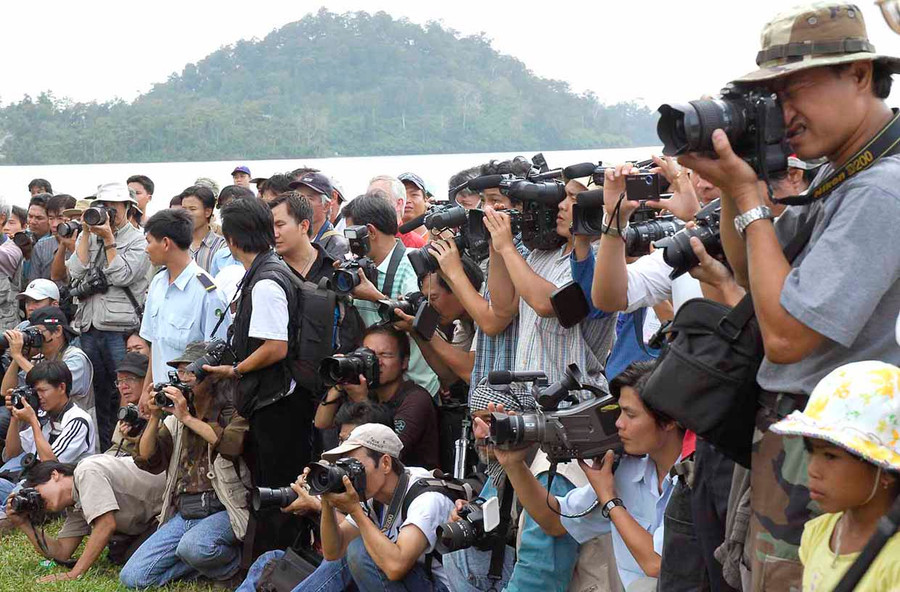 Các phóng viên tác nghiệp tại Liên hoan Văn hóa Cồng chiêng Tây Nguyên năm 2017. Ảnh: Đức Thụy