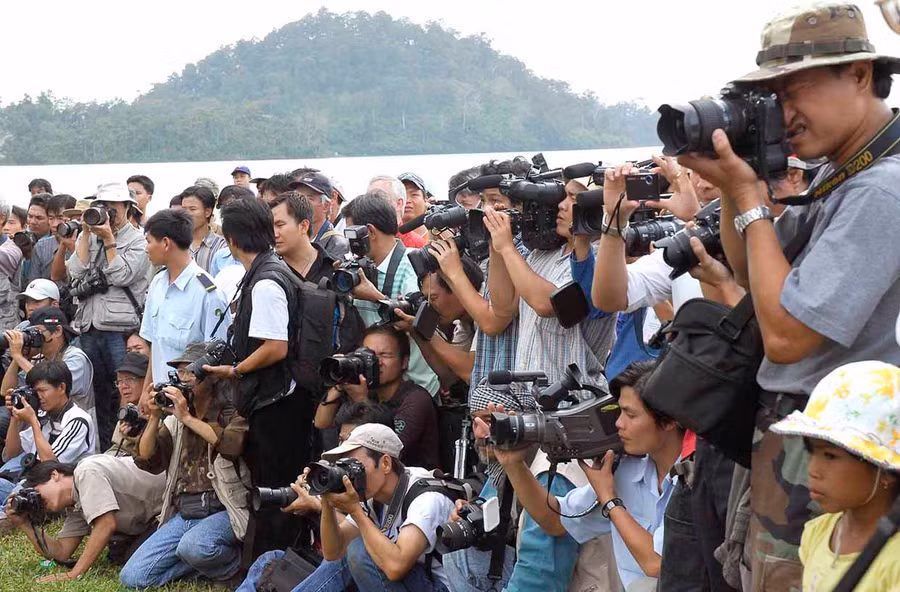 Các phóng viên tác nghiệp tại Liên hoan Văn hóa Cồng chiêng Tây Nguyên năm 2017. Ảnh: Đức Thụy