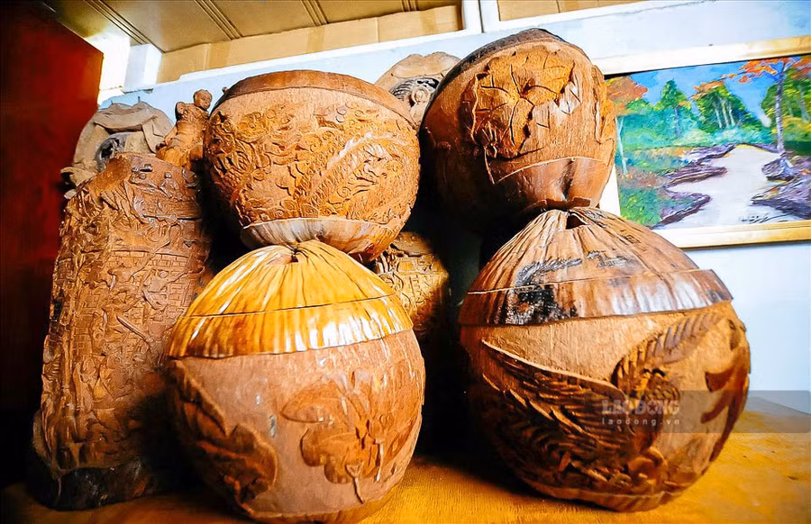 “Giống như bình rồng phụng phải khắc ra sao để hình ảnh trên vỏ bình phải thật sự có hồn, người mua khi nhìn vào sẽ cảm nhận được từng đường nét thể hiện sự uy nghiêm của rồng…” - ông Điểm cho biết.