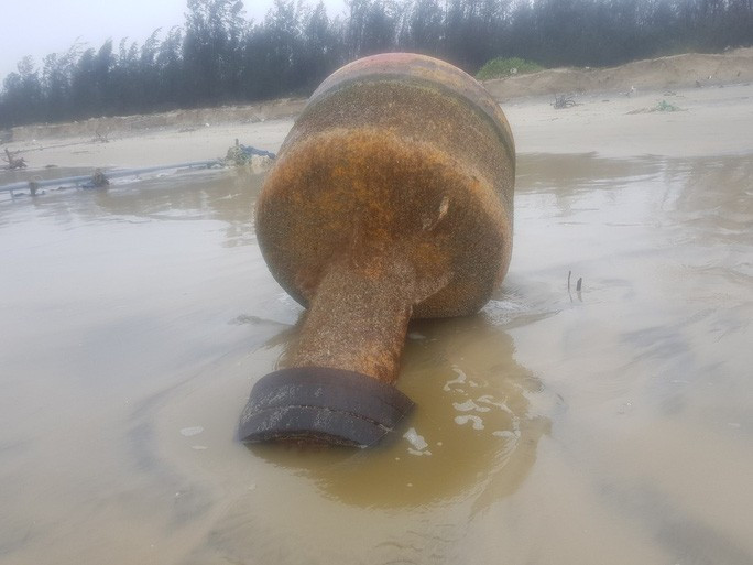  Phao sắt trôi vào biển Tam Hòa