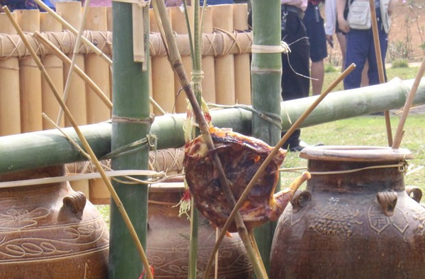 Tiết gà được bôi lên cây gậy tre, dụng cụ dùng để đem vào rừng, gọi hồn lúa về, đây là phần mà ban tổ chức tạm lược đi vì bị giới hạn về thời gian. (Ảnh: Minh Anh/Vietnam+)