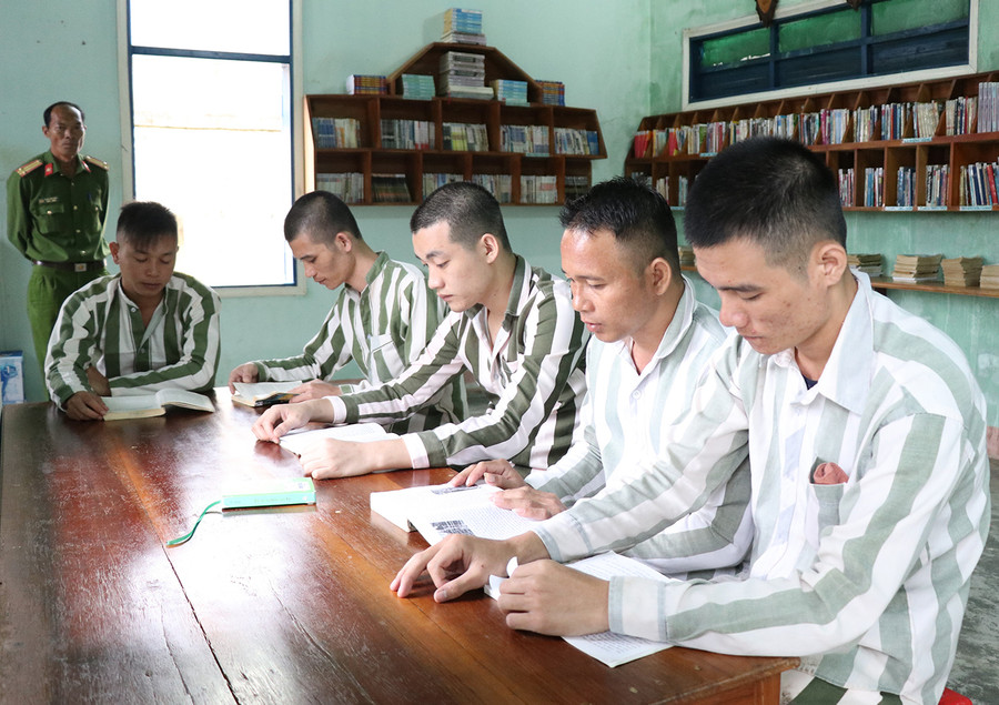 Việc đọc sách giúp các phạm nhân đang chấp hành án phạt được cảm hóa, học thêm nhiều điều bổ ích. Ảnh: Phương Linh Việc đọc sách giúp các phạm nhân đang chấp hành án phạt được cảm hóa, học thêm nhiều điều bổ ích. Ảnh: Phương Linh