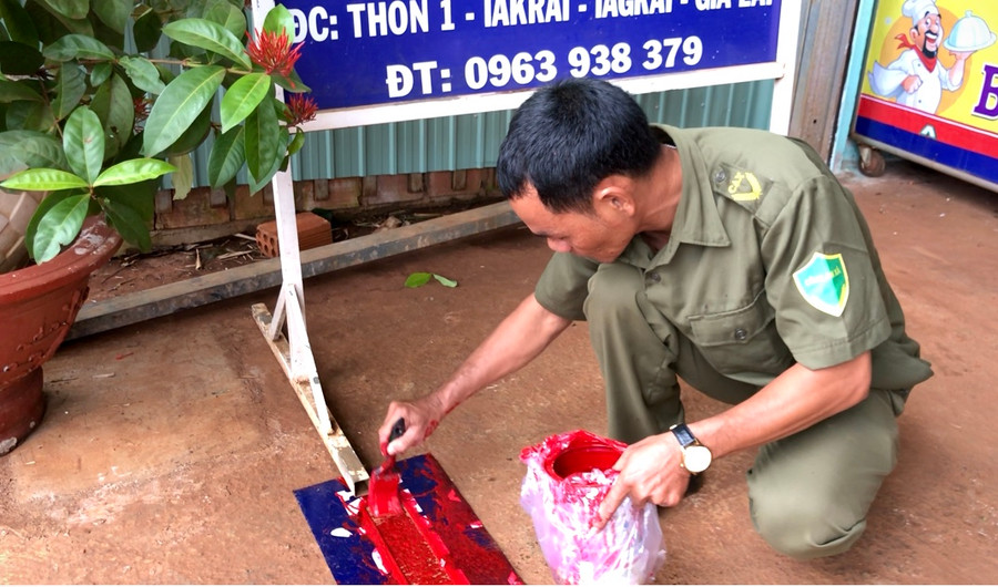 Công an xã Ia Krai kẻ vạch sơn đánh dấu phạm vi giới hạn buôn bán để đảm bảo an toàn giao thông. Ảnh: Lê Hòa Công an xã Ia Krái kẻ vạch sơn đánh dấu phạm vi giới hạn buôn bán để đảm bảo an toàn giao thông. Ảnh Lê Hòa