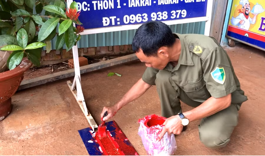 Công an xã Ia Krái kẻ vạch sơn đánh dấu phạm vi giới hạn buôn bán để đảm bảo an toàn giao thông. Ảnh Lê Hòa