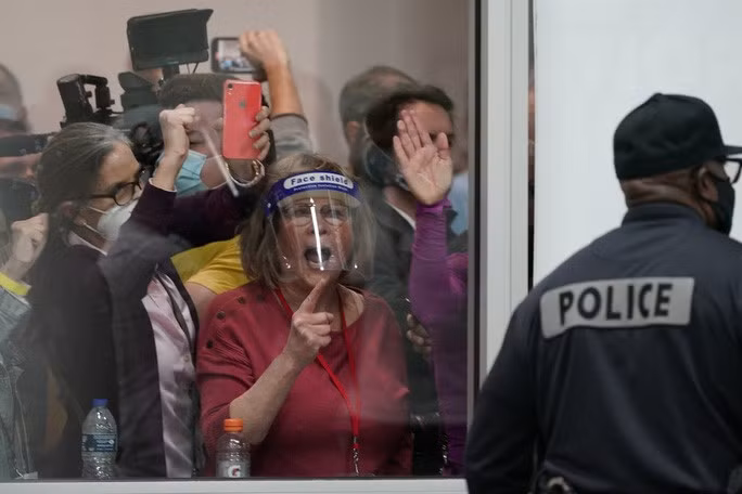  Đám đông bên ngoài phòng kiểm phiếu ở TP Detroit, bang Michigan, hôm 4-11. Ảnh: AP