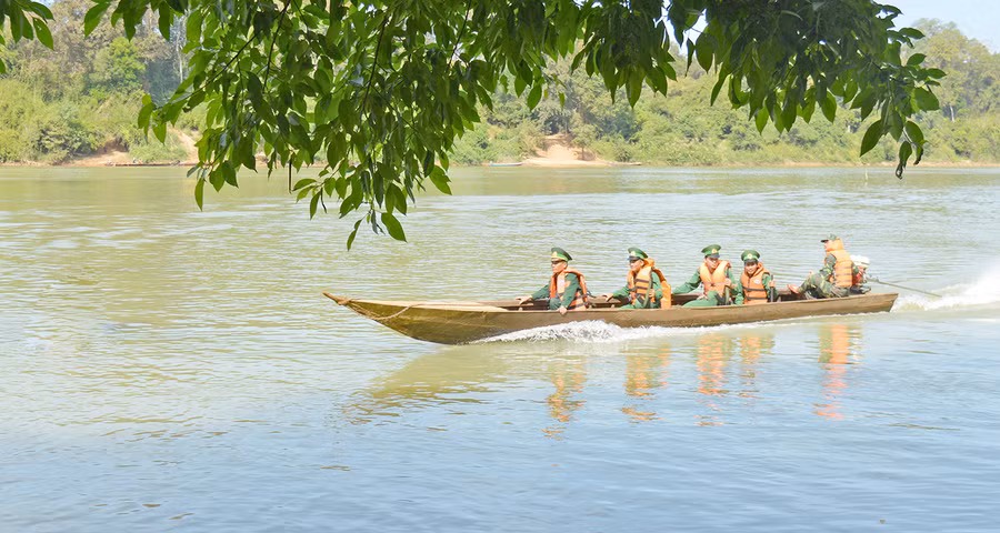 Cán bộ, chiến sĩ Đồn Biên phòng Ia Chía (huyện Ia Grai) tuần tra bảo vệ biên giới. Ảnh: Anh Huy
