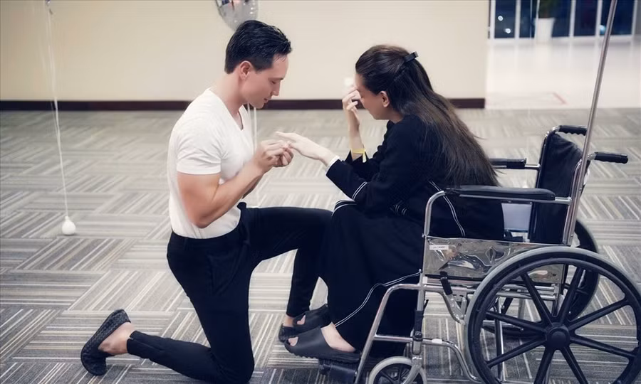 Kim Lý cầu hôn Hồ Ngọc Hà. Ảnh: NSCC