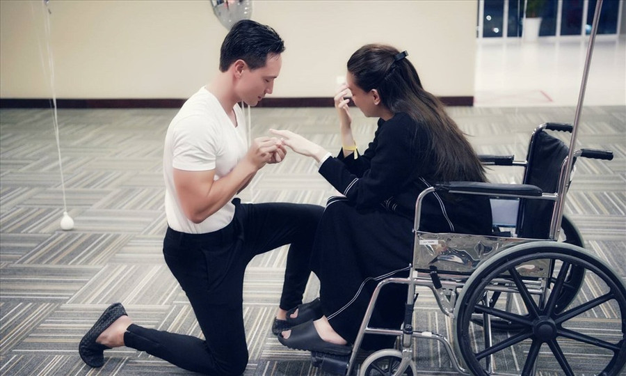 Kim Lý cầu hôn Hồ Ngọc Hà. Ảnh: NSCC Kim Lý cầu hôn Hồ Ngọc Hà. Ảnh: NSCC