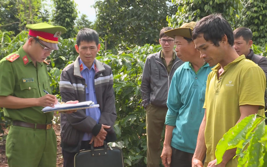 Đối tượng Nguyễn Chí Thanh (áo vàng nhạt) được cơ quan Công an huyện Krông Năng đưa đi thực nghiệm hiện trường. Đối tượng Nguyễn Chí Thanh (áo vàng nhạt) được cơ quan Công an huyện Krông Năng đưa đi thực nghiệm hiện trường.
