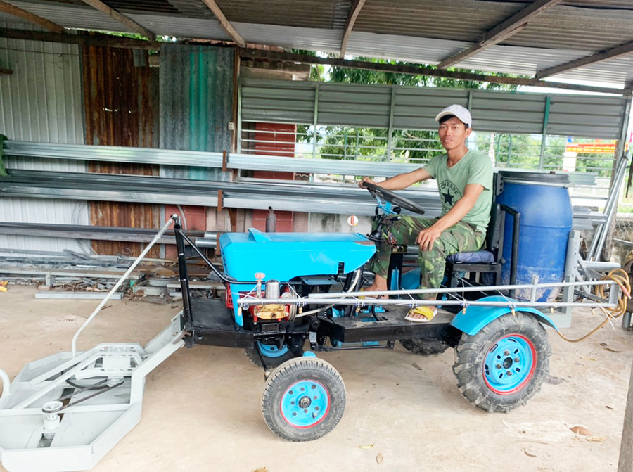  Anh Nguyễn Văn Quý (xã Ia Rsươm, huyện Krông Pa) với sản phẩm máy phun thuốc cỏ bán tự động. Ảnh: Vũ Chi