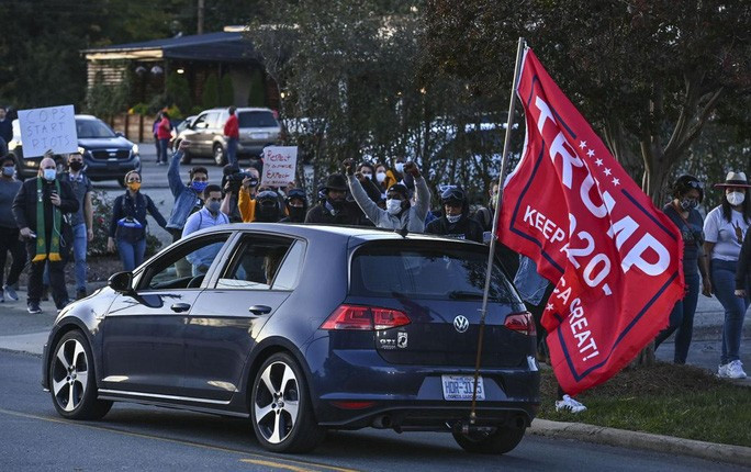 Xe treo cờ ủng hộ ông Trump ở TP Graham, bang Bắc Carolina. Ảnh: Washington Post