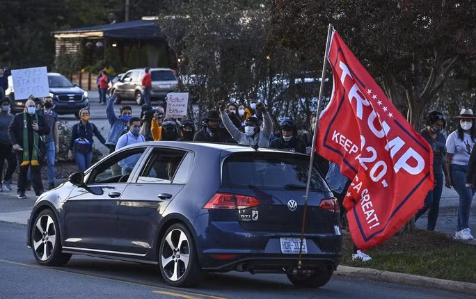 Xe treo cờ ủng hộ ông Trump ở TP Graham, bang Bắc Carolina. Ảnh: Washington Post