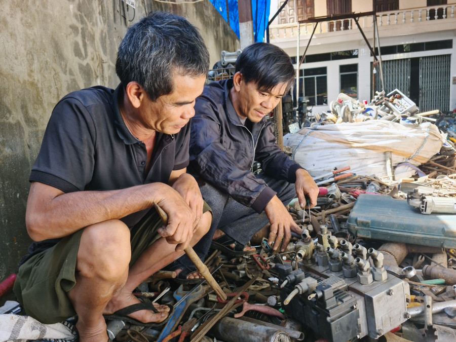  Nhiều khách hàng không tiếc thời gian để lựa món đồ hoặc thiết bị ưng ý. Ảnh: Sơn Ca 