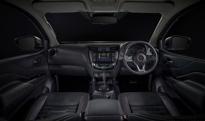 Khoang nội thất không thay đổi đáng kể ngoài cụm vô lăng mới