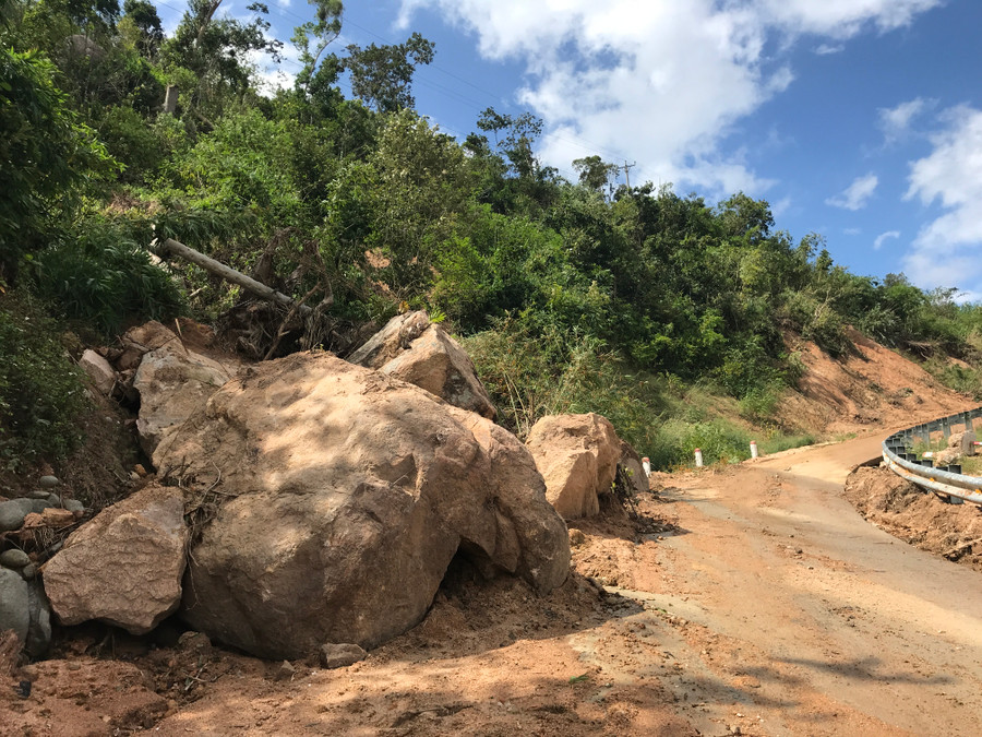 Những tảng đá lớn sạt lở trên đường liên xã đã được dọn dẹp thông tuyến đường