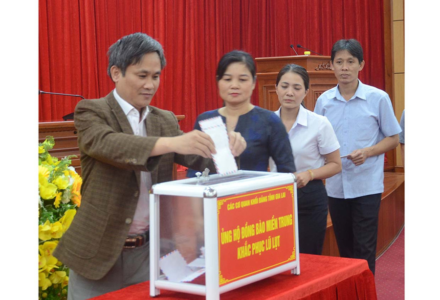 Cán bộ, công chức, viên chức, người lao động các cơ quan khối Đảng tỉnh tham gia ủng hộ trực tiếp tại lễ phát động. Ảnh: Phương Linh Cán bộ, công chức, viên chức, người lao động các cơ quan khối Đảng tham gia ủng hộ trực tiếp tại buổi phát động. Ảnh: Phương Linh