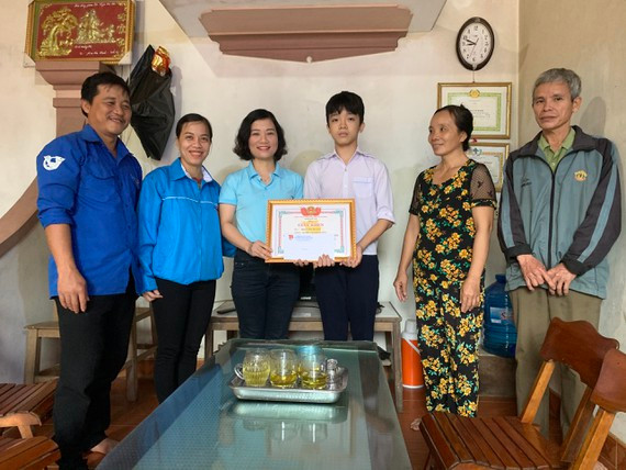 Sáng 3-11, Huyện đoàn Đức Thọ đã biểu dương, trao giấy khen cho em Phan Văn Quang Sáng 3-11, Huyện đoàn Đức Thọ đã biểu dương, trao giấy khen cho em Phan Văn Quang
