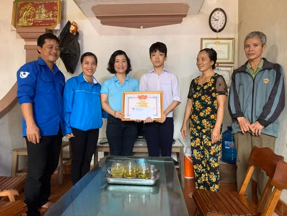 Sáng 3-11, Huyện đoàn Đức Thọ đã biểu dương, trao giấy khen cho em Phan Văn Quang
