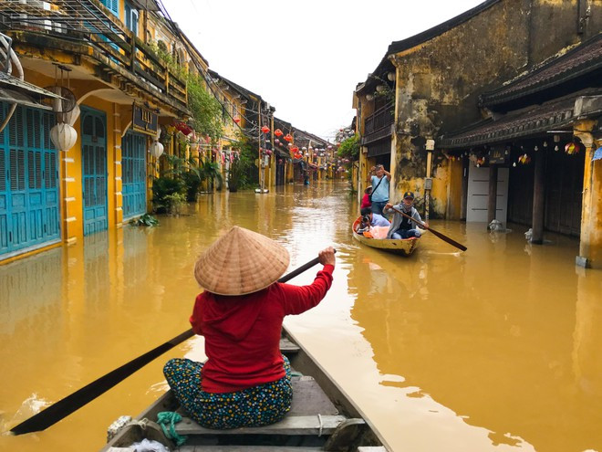 Du khách đổ xô về Hội An thuê ghe ngắm phố cổ giữa dòng nước lũ HUY ĐẠT