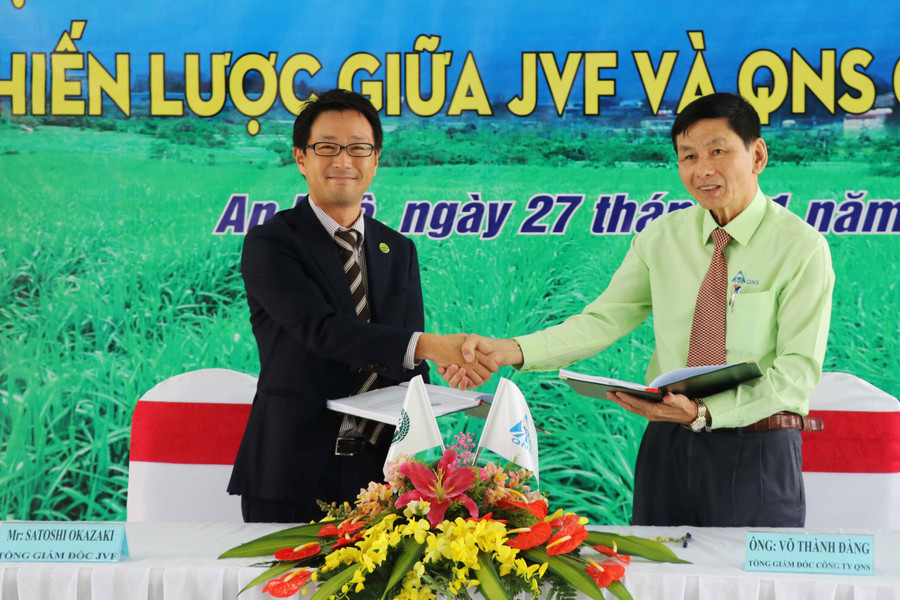 Công ty phân bón Việt Nhật đã ký bàn giao Công trình xây dựng bản đồ hiện trạng dinh dưỡng đất cho Công ty cổ phần Đường Quảng Ngãi sử dụng. Ảnh Ngọc Minh