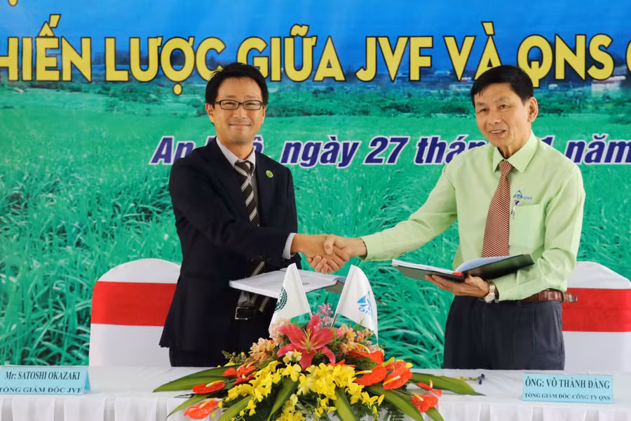 Công ty phân bón Việt Nhật đã ký bàn giao Công trình xây dựng bản đồ hiện trạng dinh dưỡng đất cho Công ty cổ phần Đường Quảng Ngãi sử dụng. Ảnh Ngọc Minh