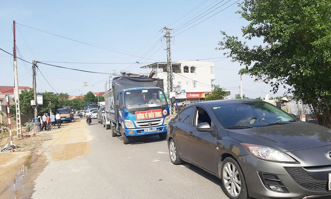 Hằng ngày xe cứu trợ đổ về các ngả đường thôn xóm là áp lực lớn cho cán bộ thôn, xã trong việc phân phối ẢNH: NGUYỄN THẾ THỊNH